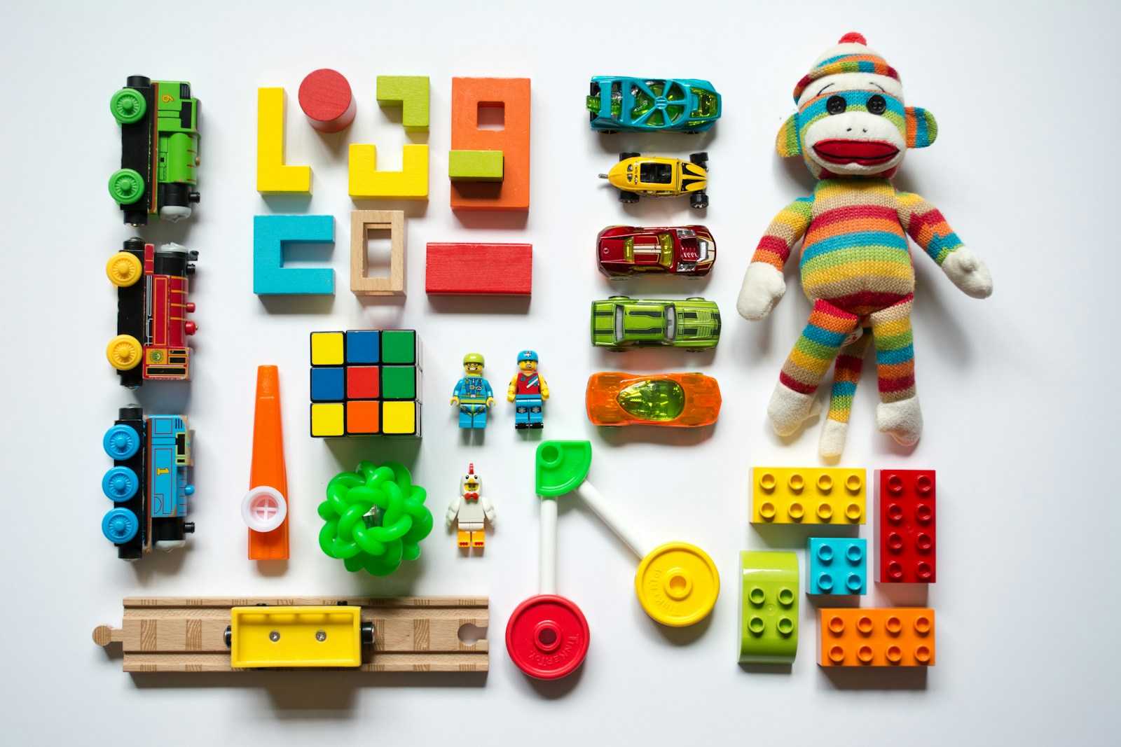 Bunte Spielzeuge sind auf einer hellen Fläche ordentlich angeordnet – Symbolfoto