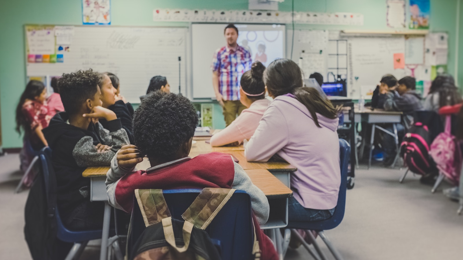 Kinder lernen gemeinsam in einem ruhigen Klassenraum