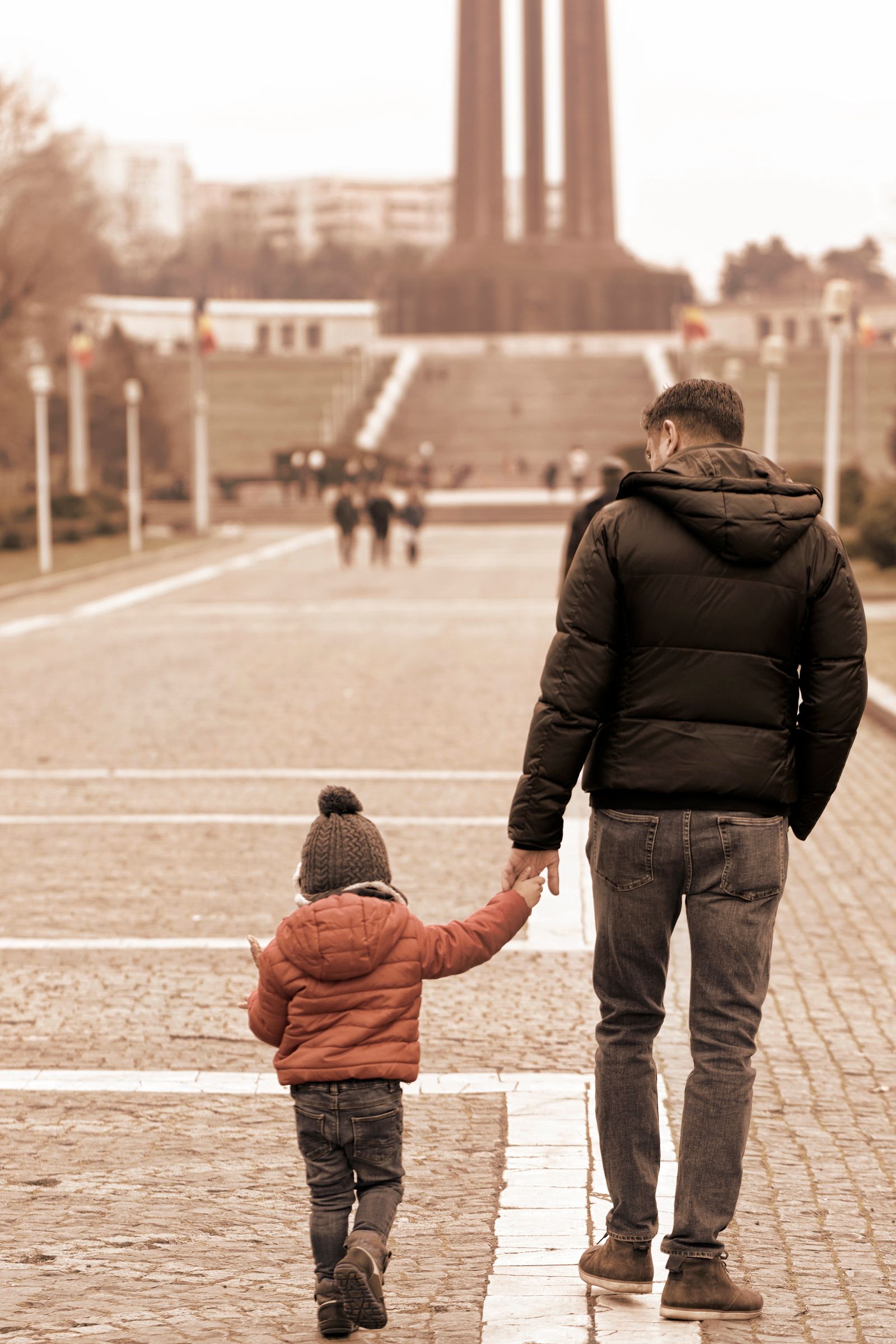 Vater und Kind gehen Hand in Hand