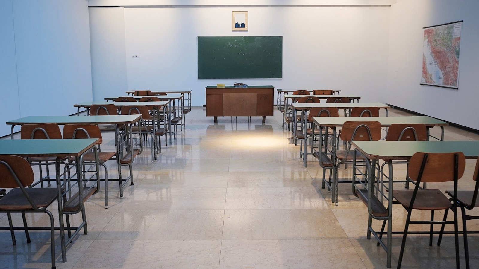 Leeres Klassenzimmer als ruhige Symbolaufnahme zum Thema Mobbing in der Schule