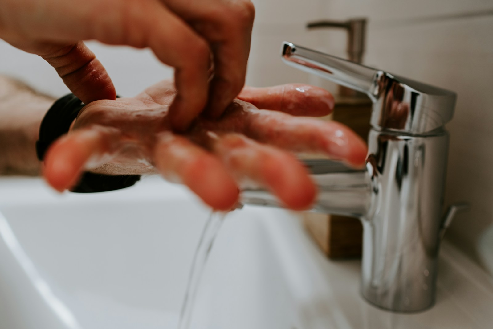Symbolfoto zur Hygiene nach dem Toilettengang: Hände werden am Waschbecken gewaschen